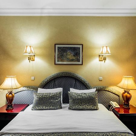 Ambassador Hotel Алма Ата Екстериор снимка