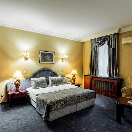 Ambassador Hotel Алма Ата Екстериор снимка