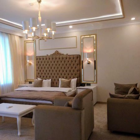 Ambassador Hotel Алма Ата Екстериор снимка
