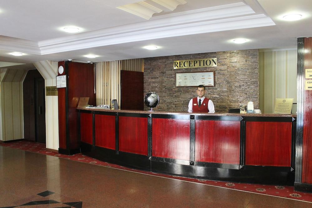 Ambassador Hotel Алма Ата Екстериор снимка