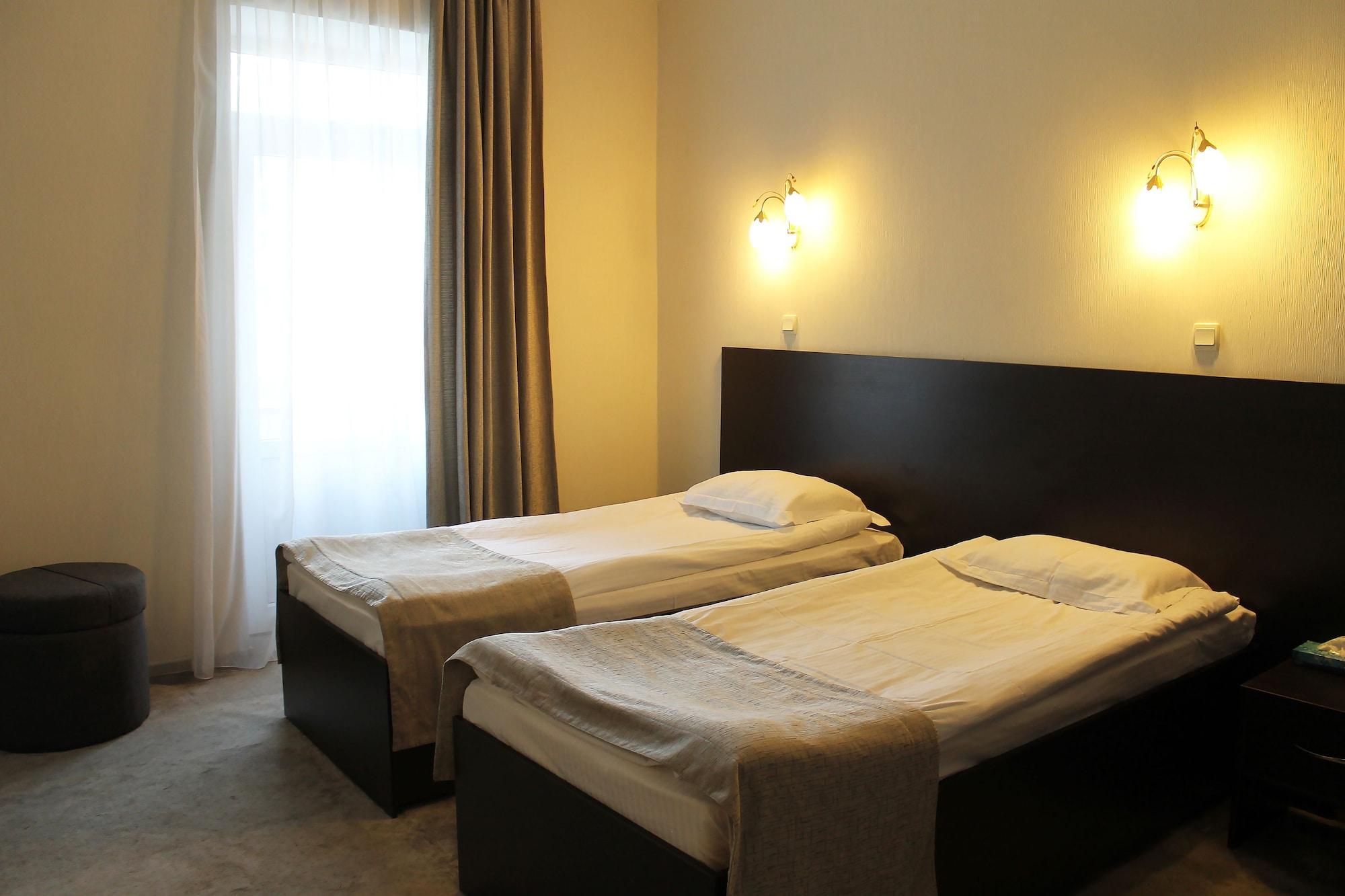 Ambassador Hotel Алма Ата Екстериор снимка