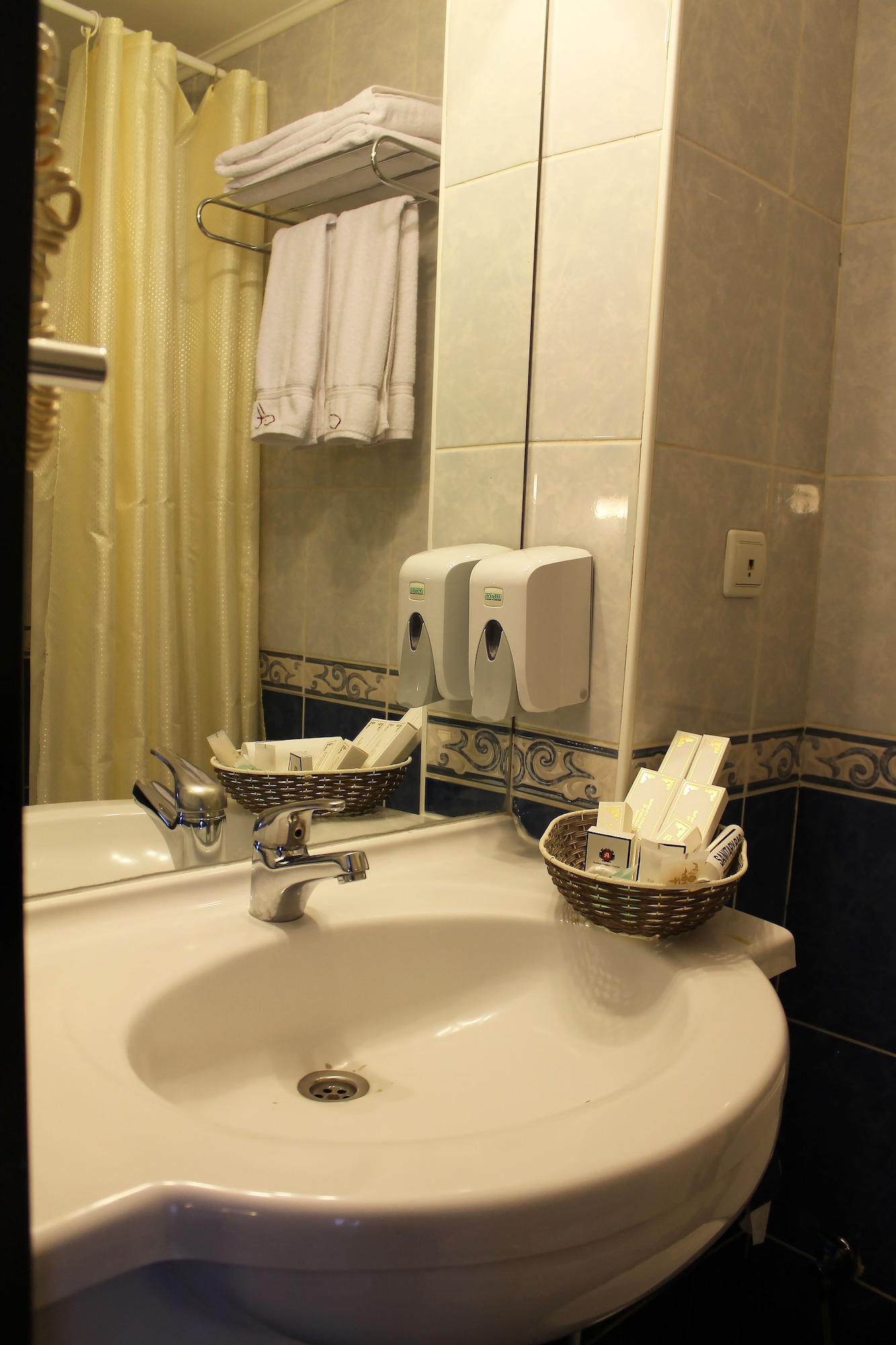 Ambassador Hotel Алма Ата Екстериор снимка