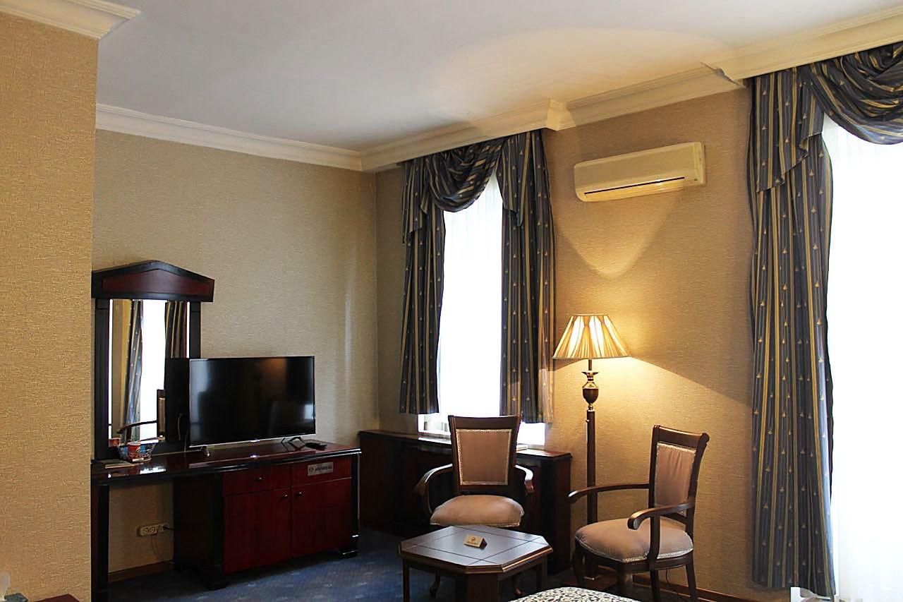 Ambassador Hotel Алма Ата Екстериор снимка
