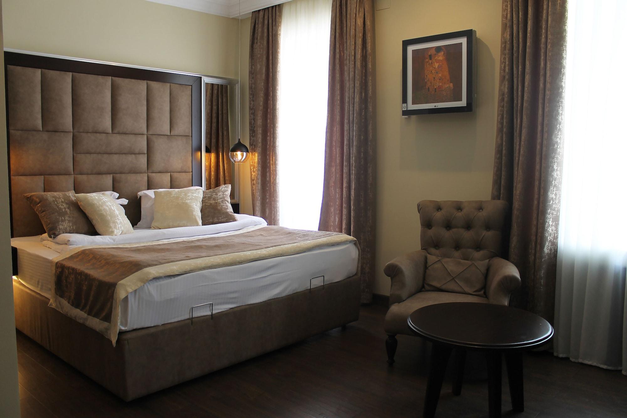 Ambassador Hotel Алма Ата Екстериор снимка