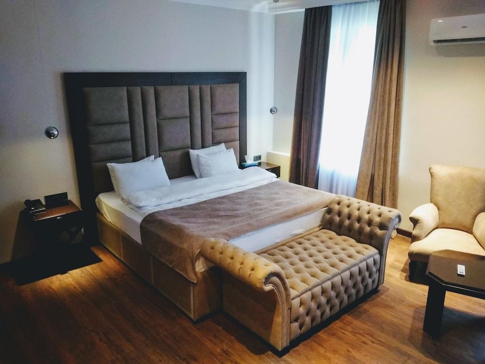 Ambassador Hotel Алма Ата Екстериор снимка
