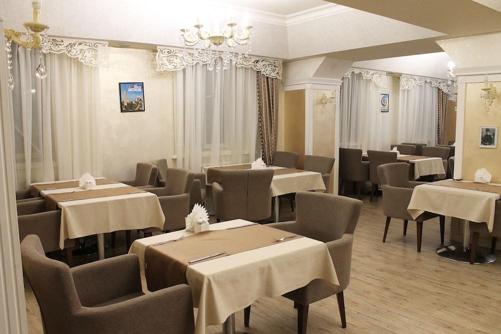 Ambassador Hotel Алма Ата Екстериор снимка
