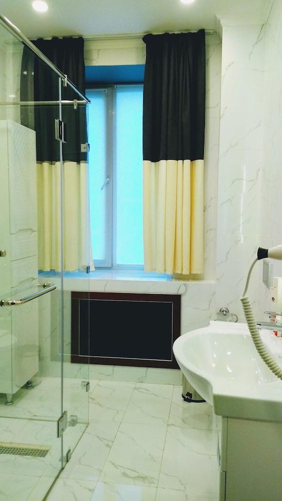 Ambassador Hotel Алма Ата Екстериор снимка