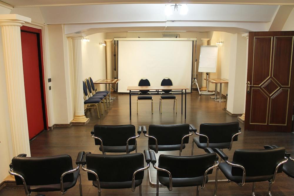 Ambassador Hotel Алма Ата Екстериор снимка