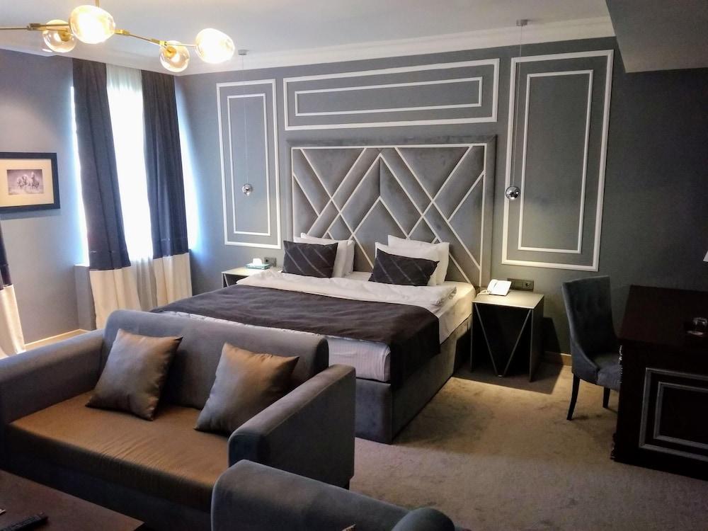 Ambassador Hotel Алма Ата Екстериор снимка