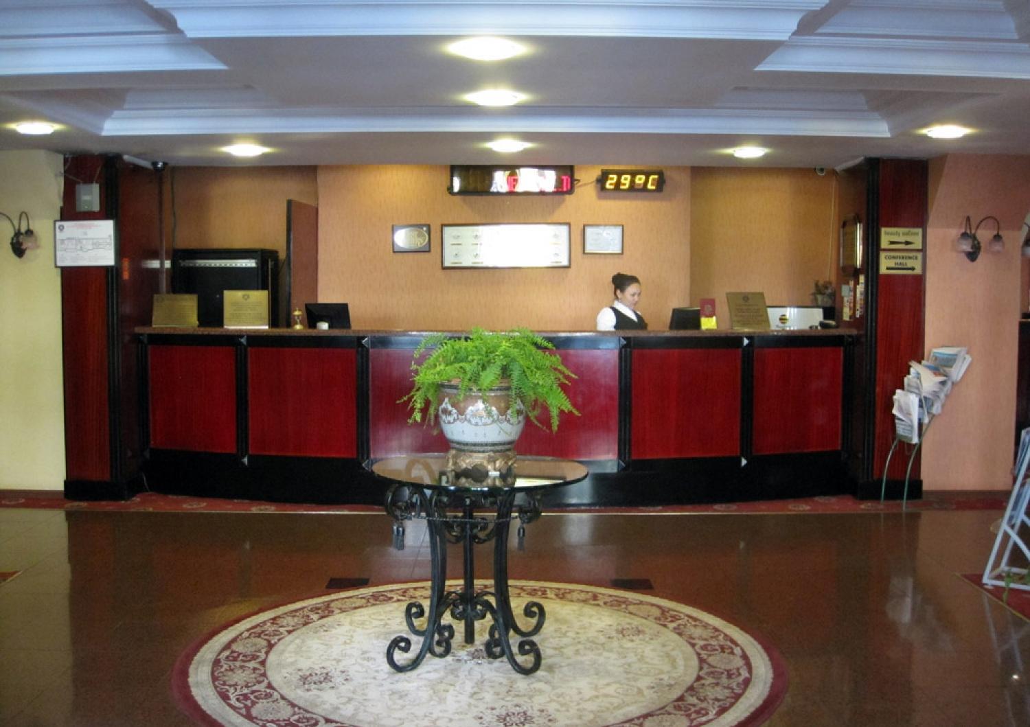 Ambassador Hotel Алма Ата Екстериор снимка