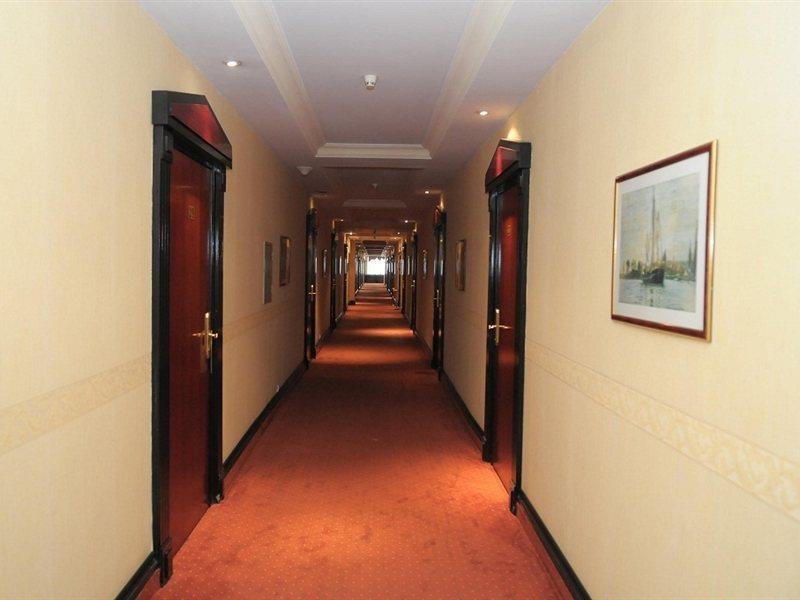 Ambassador Hotel Алма Ата Екстериор снимка