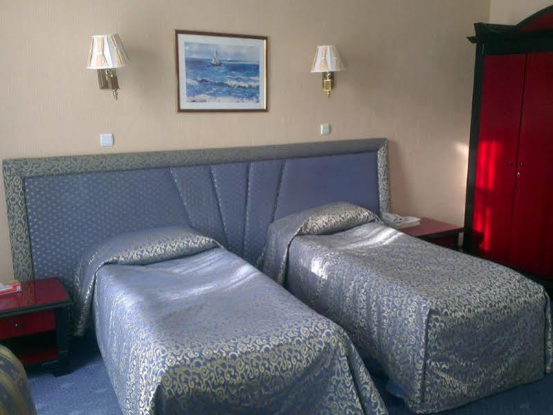 Ambassador Hotel Алма Ата Екстериор снимка