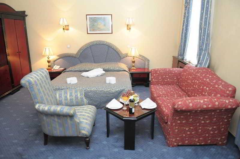 Ambassador Hotel Алма Ата Екстериор снимка
