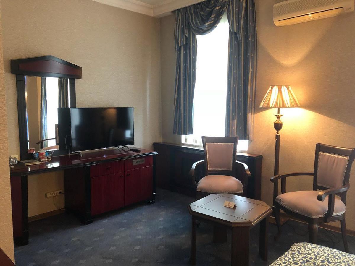 Ambassador Hotel Алма Ата Екстериор снимка