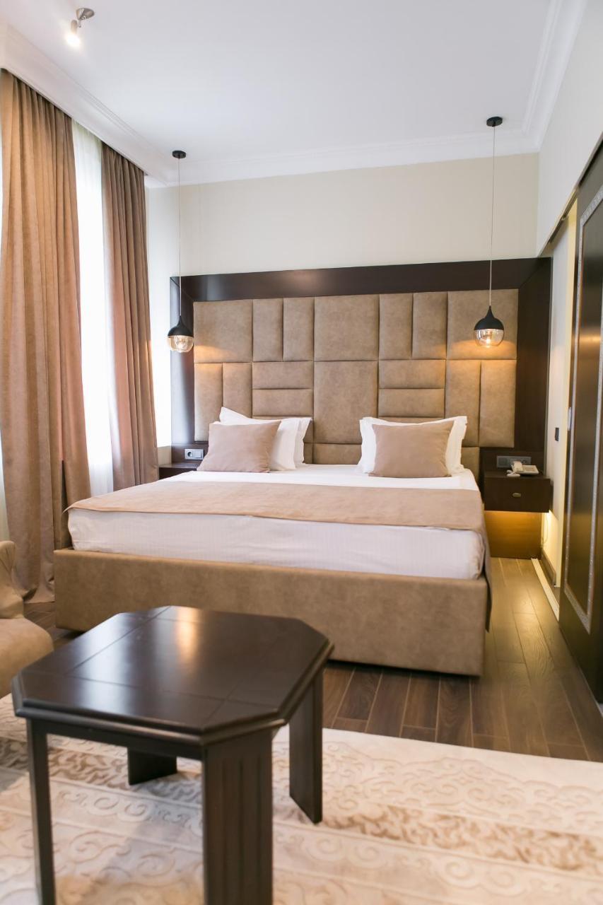 Ambassador Hotel Алма Ата Екстериор снимка