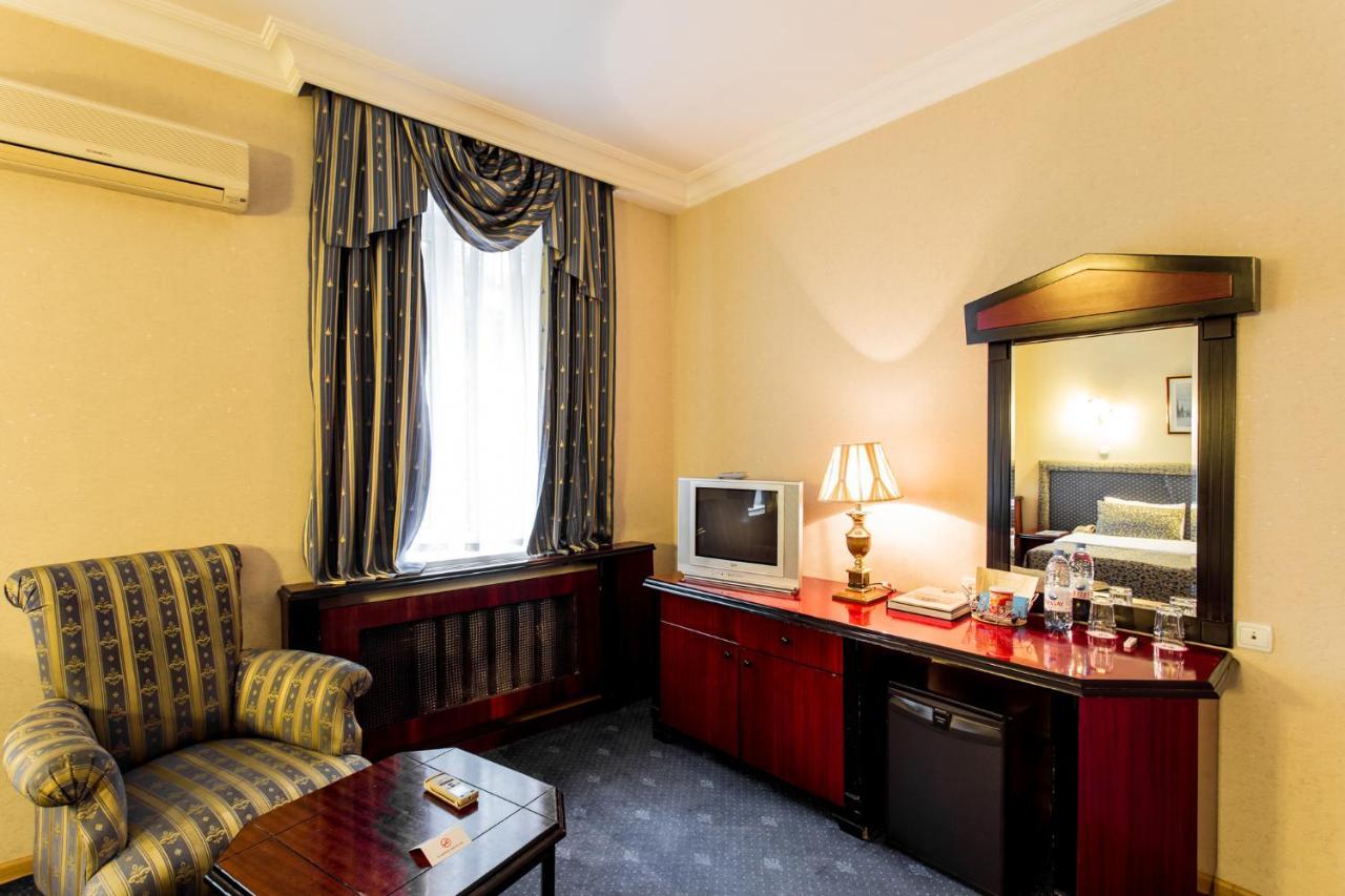 Ambassador Hotel Алма Ата Екстериор снимка