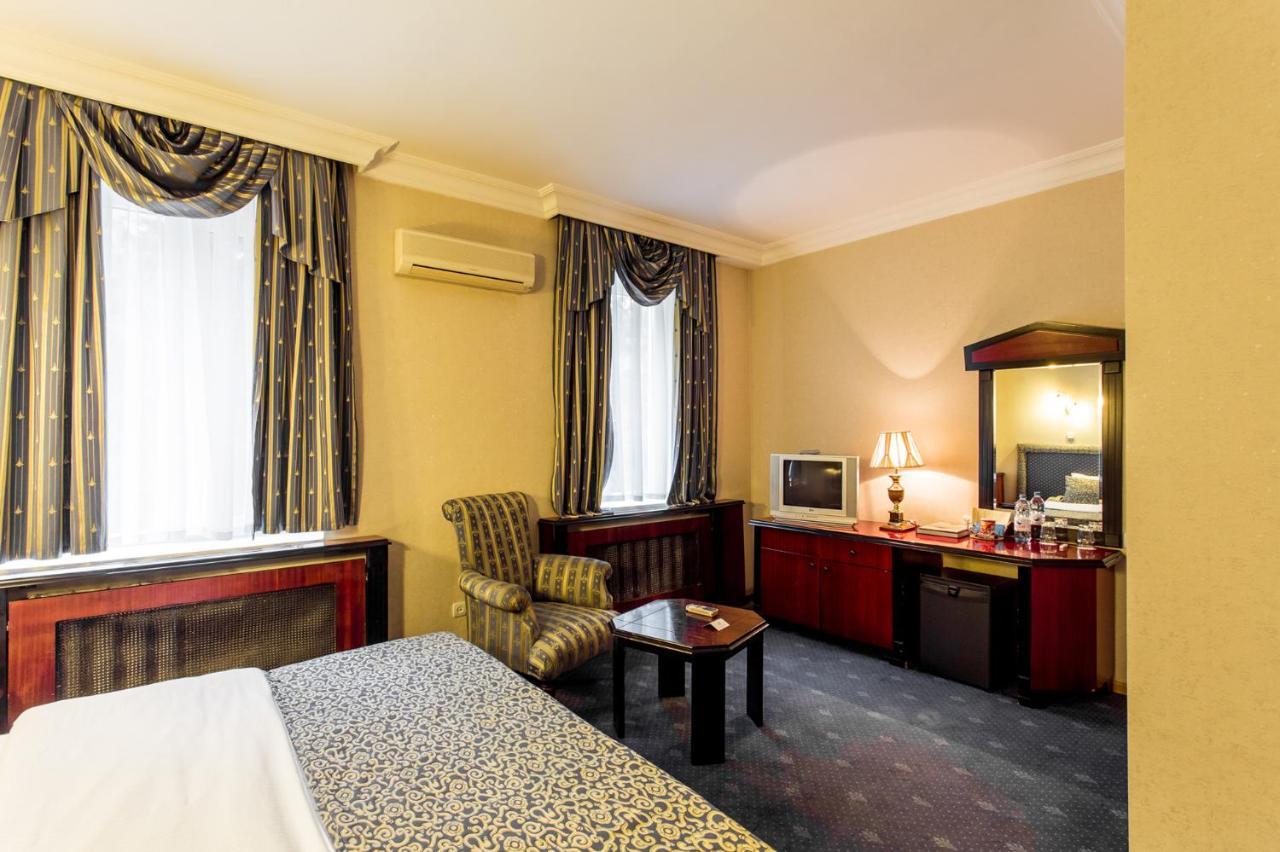 Ambassador Hotel Алма Ата Екстериор снимка