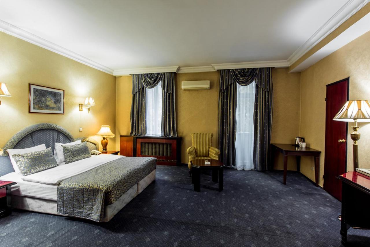 Ambassador Hotel Алма Ата Екстериор снимка