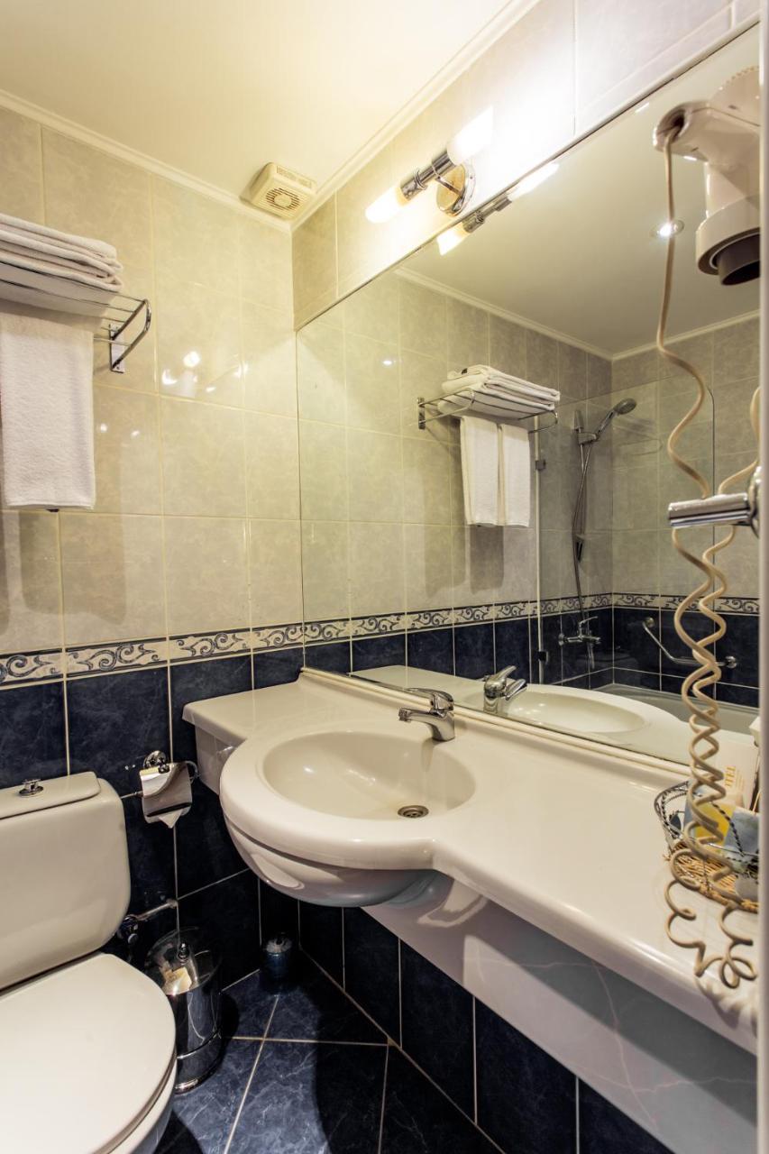 Ambassador Hotel Алма Ата Екстериор снимка