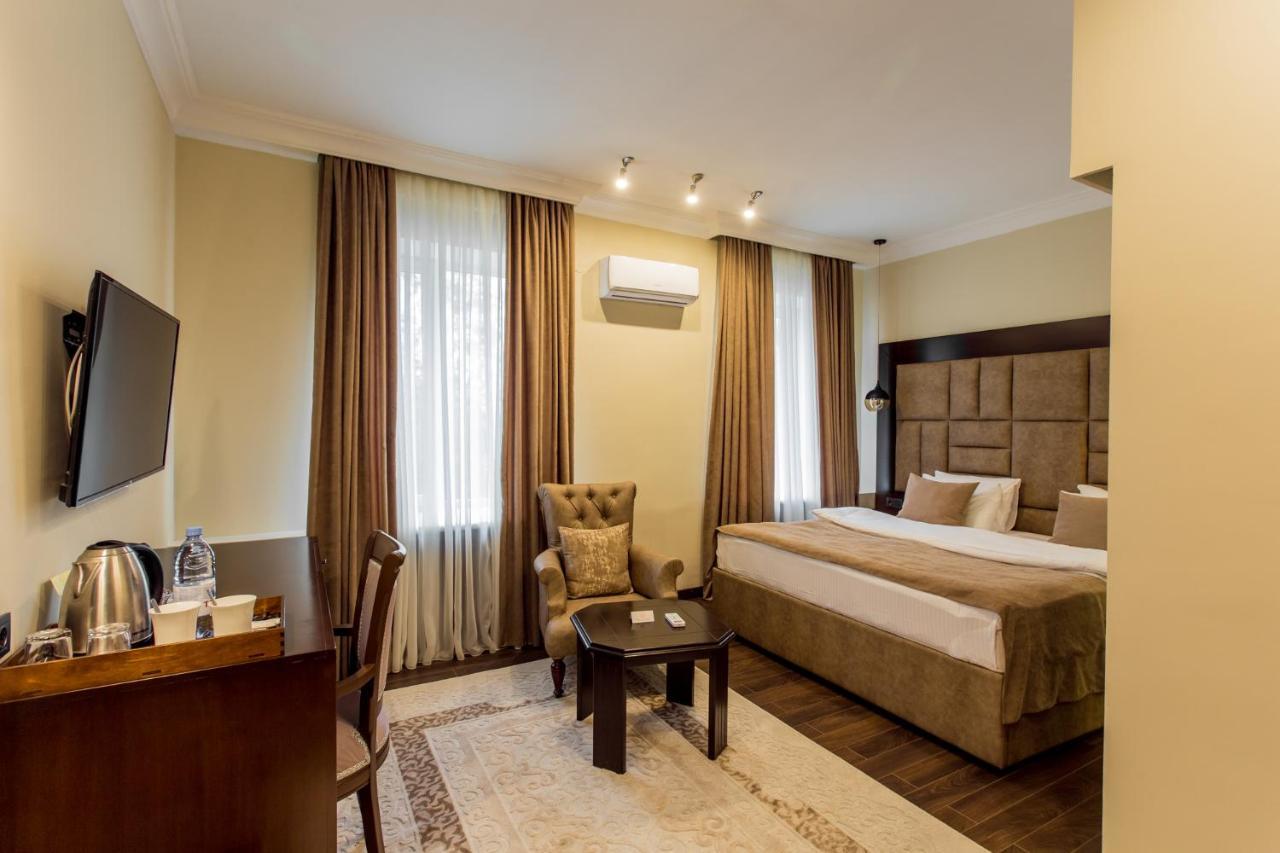 Ambassador Hotel Алма Ата Екстериор снимка