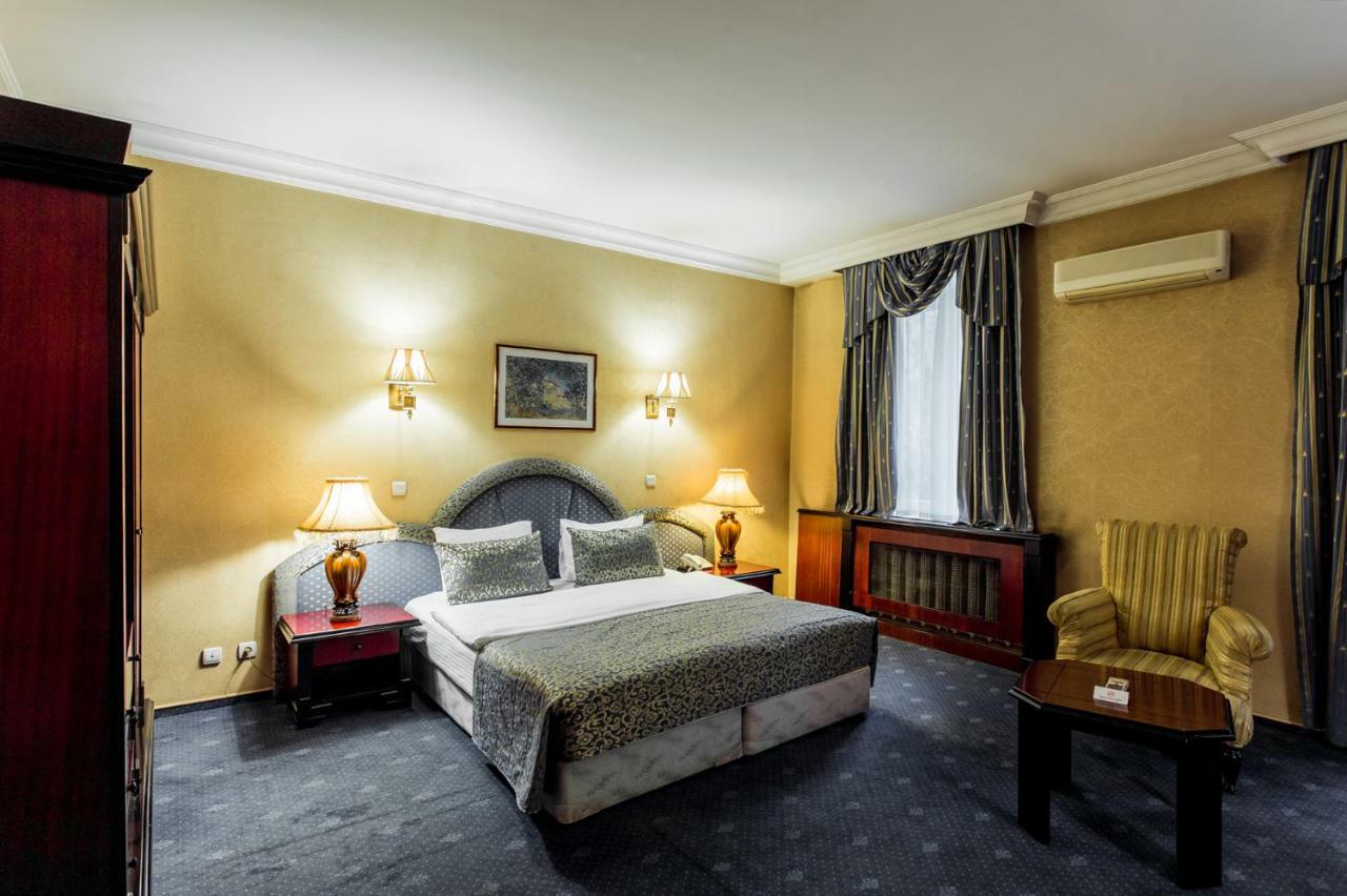 Ambassador Hotel Алма Ата Екстериор снимка