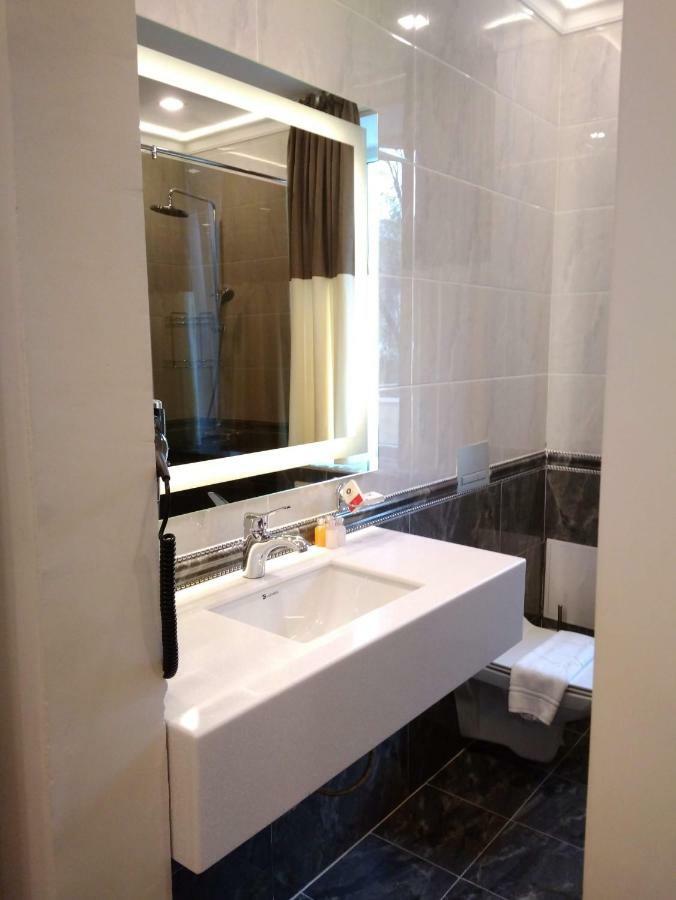 Ambassador Hotel Алма Ата Екстериор снимка