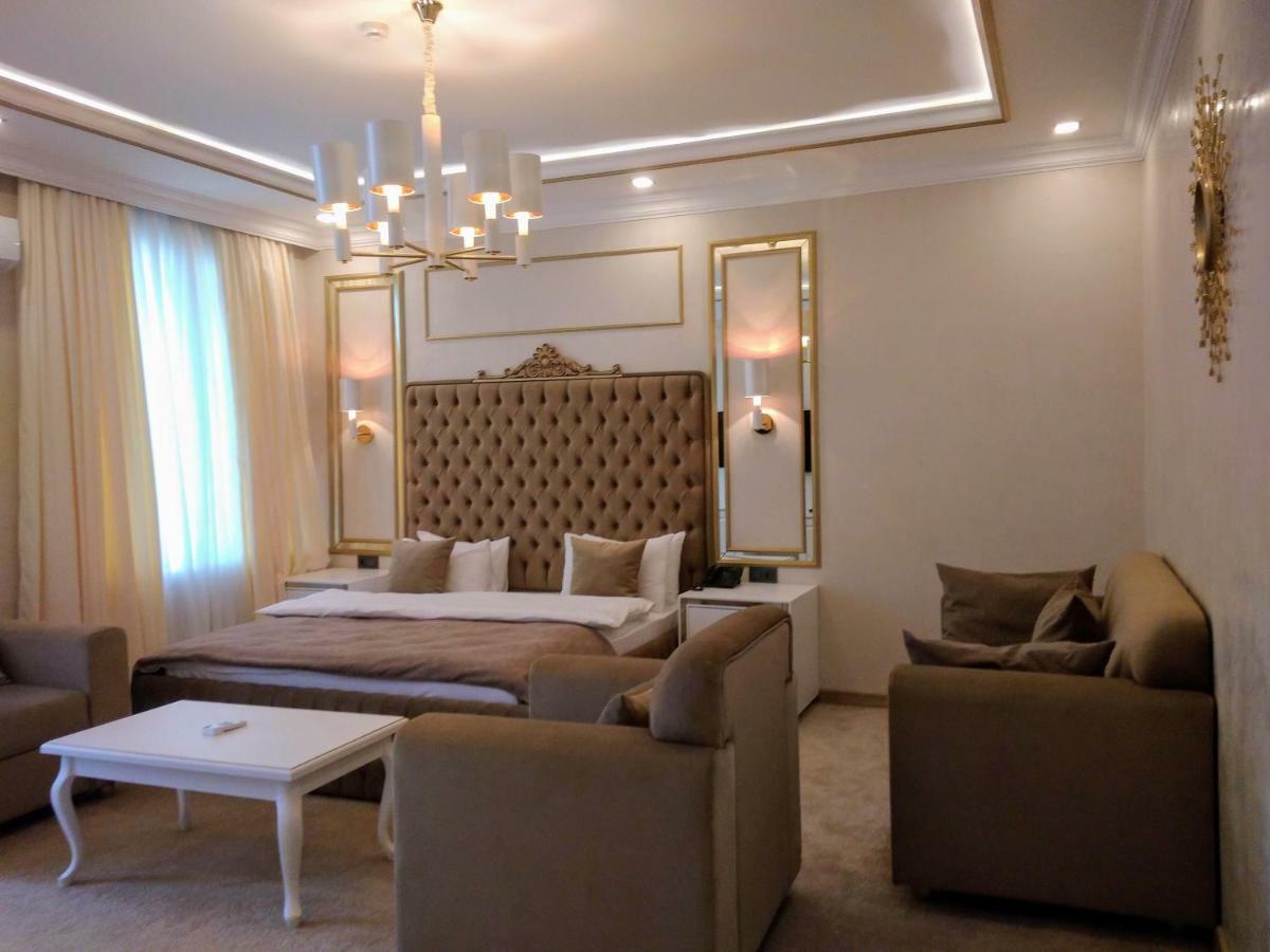 Ambassador Hotel Алма Ата Екстериор снимка